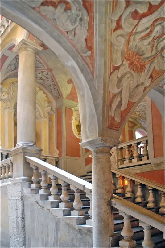 درج وزخارف باروكية في Palais Lascaris بمدينة Nice.