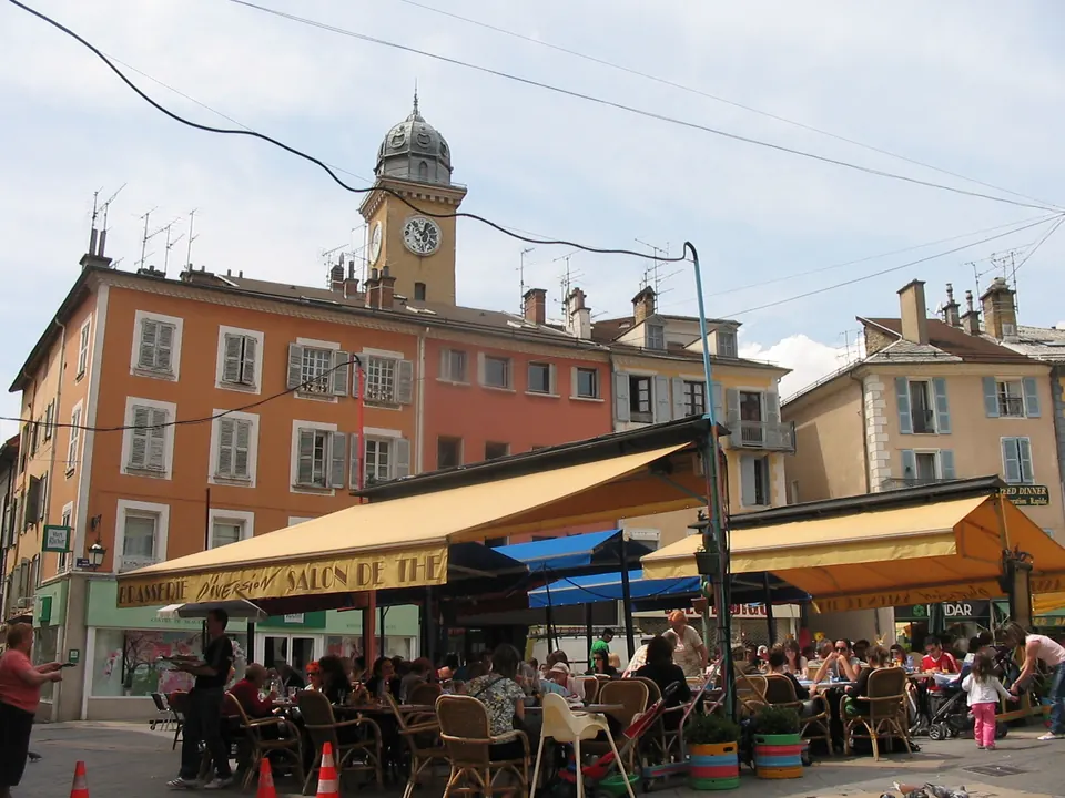 Place Jean-Marcellin في Gap، مع جلساتها الخارجية