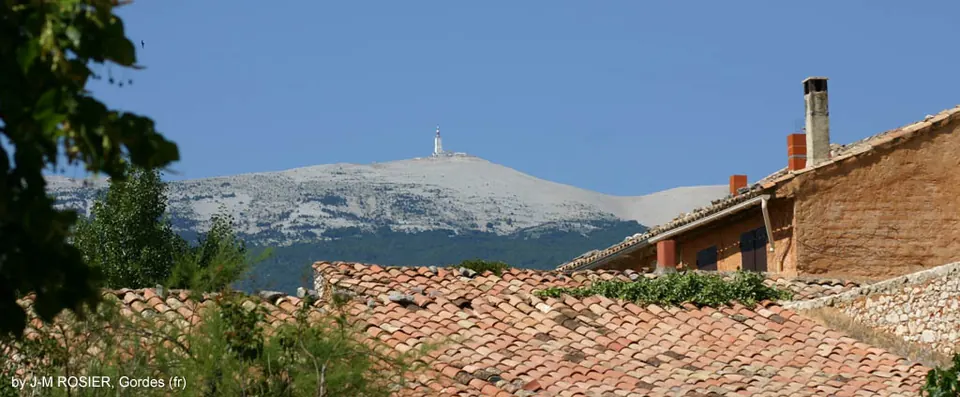 Ventoux فوق أسطح منازل Flassan