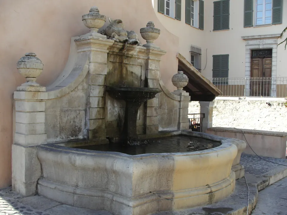 نافورة المغسل الحجري في cours Gambetta بمدينة Cotignac