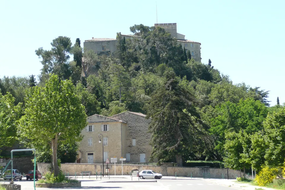 Vue extérieure du château d’Ansouis sur sa hauteur arborée