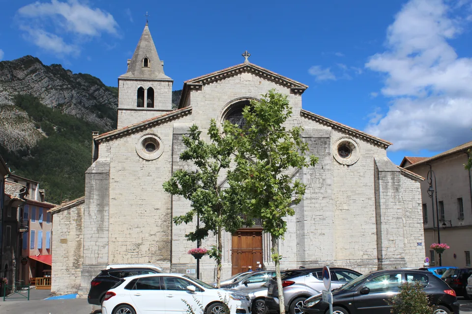 Façade de la cathédrale Notre-Dame des Pommiers à Sisteron. Photographie du 1er juillet 2017.