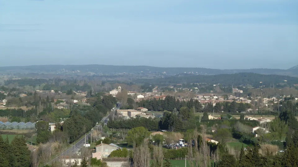 منظر عام لقرية Mouriès والمناظر الطبيعية في Alpilles