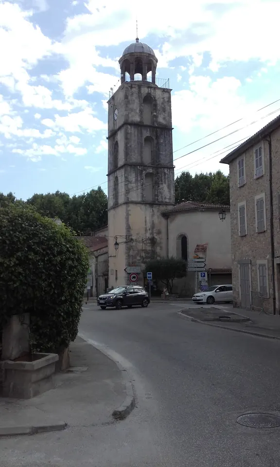 برج أجراس كنيسة Saint-Eutrope في Méounes فوق الشارع