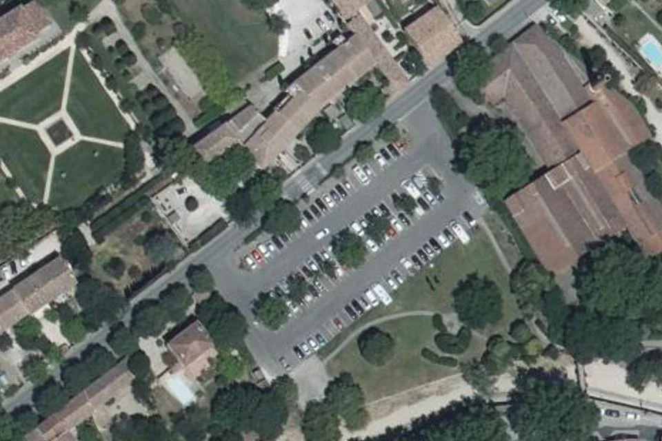 Luftaufnahme des Veranstaltungsorts des abendlichen Erzeugermarkts in Pernes-les-Fontaines