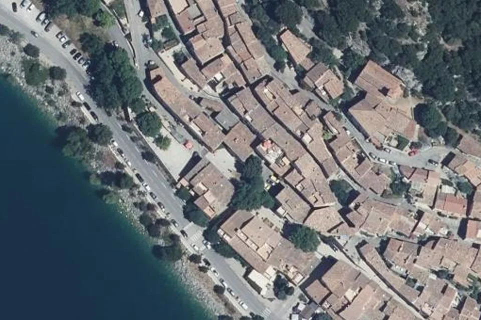 Vue aérienne du lieu de Cadran solaire à Bauduen