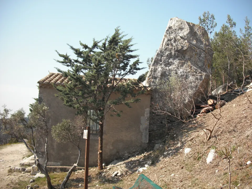 مصلى Trémaïe عند سفح صخور Baux-de-Provence