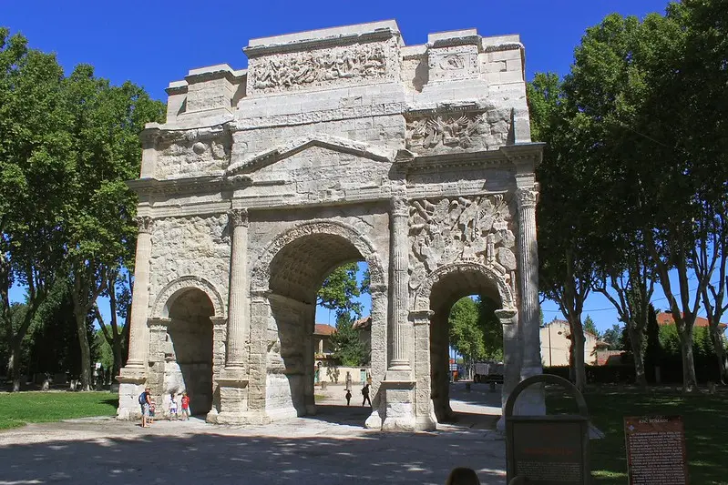 Arc antique d’Orange, façade et trois passages.