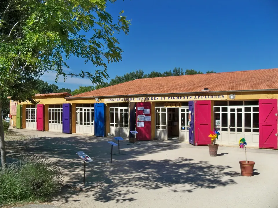 Bâtiment du conservatoire des ocres de Roussillon, aux portes colorées