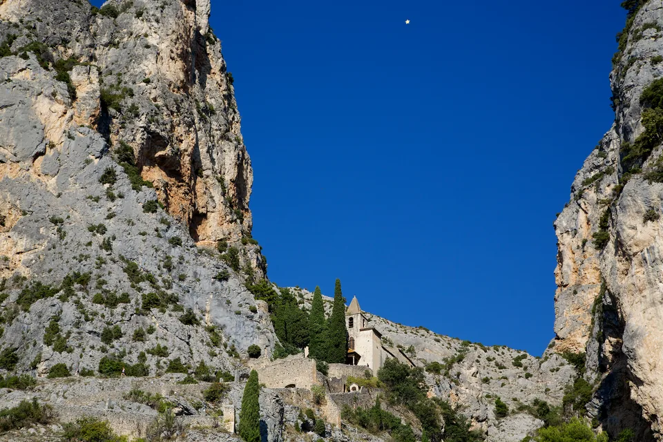 Chapelle Notre-Dame de Beauvoir et falaises au-dessus de Moustiers-Sainte-Marie. Photographie du 27 septembre 2014.