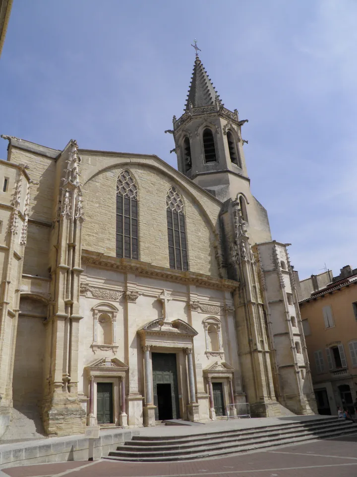 Façade de la cathédrale Saint-Siffrein à Carpentras, photographie d’août 2017.