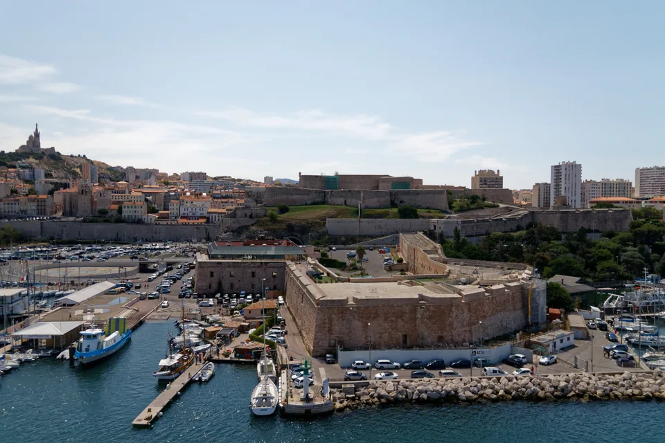 Fort Saint-Nicolas vu depuis l’autre rive du Vieux-Port.