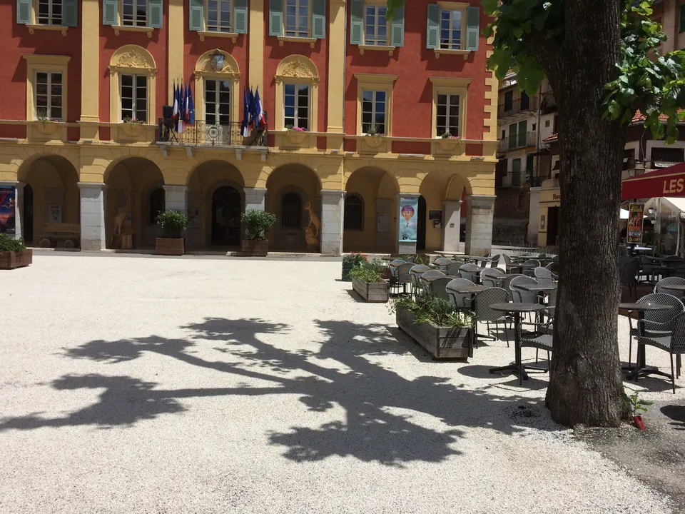 ساحة للمشاة أمام مبنى بلدية Saint-Martin-Vésubie