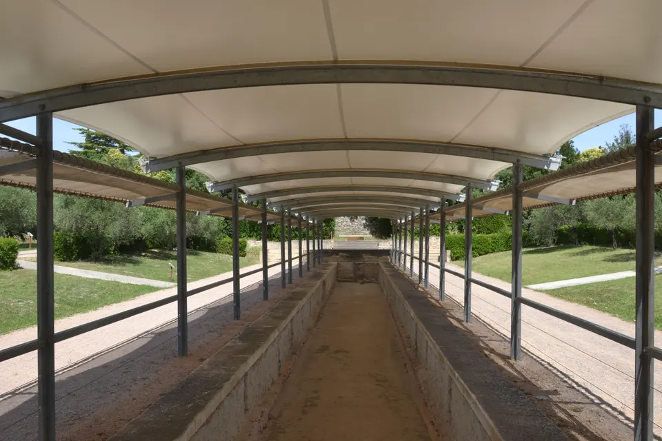 Bassin archéologique protégé du jardin romain de Caumont-sur-Durance