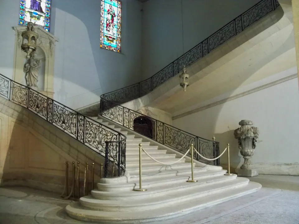 Escalier et rampe en fer forgé du hall d’honneur de l’Hôtel-Dieu de Carpentras.