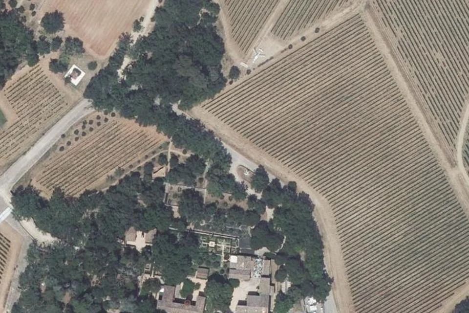 Vue aérienne : Commanderie de Peyrassol et parc dans les vignes