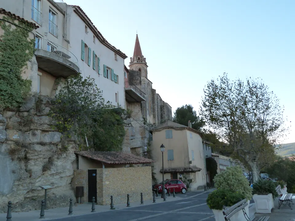 Avenue Henri-Jansoulin au pied des façades de La Cadière-d'Azur