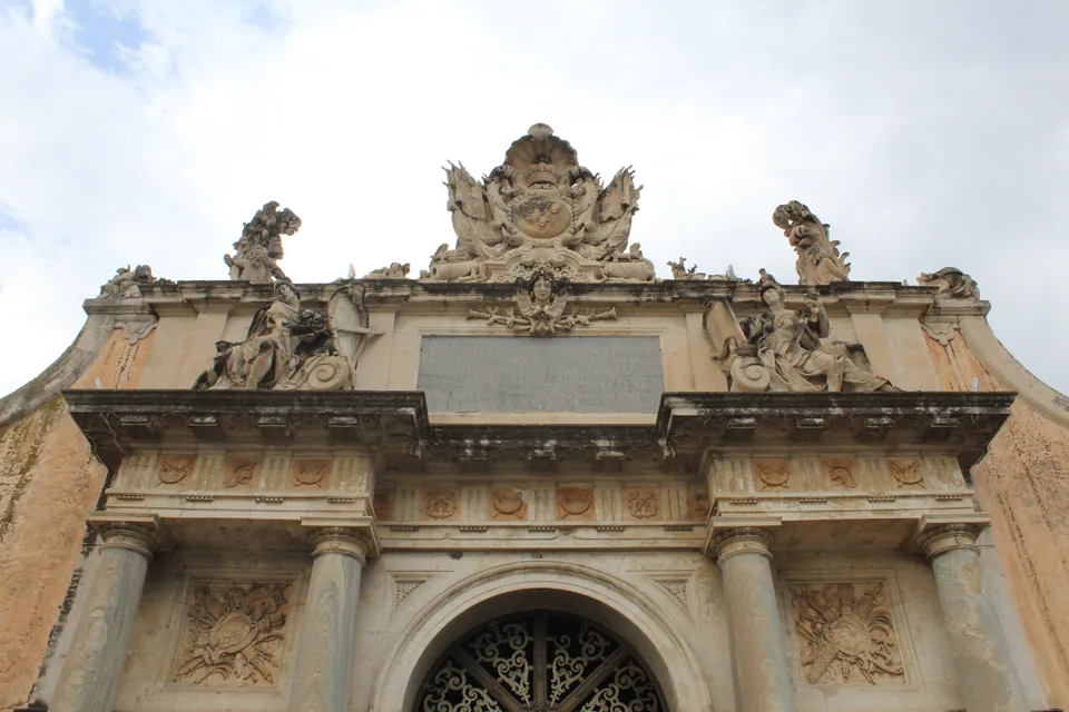 Façade sculptée de la porte de l’Arsenal, entrée du Musée national de la Marine à Toulon. Photographie du 2017-07-09.