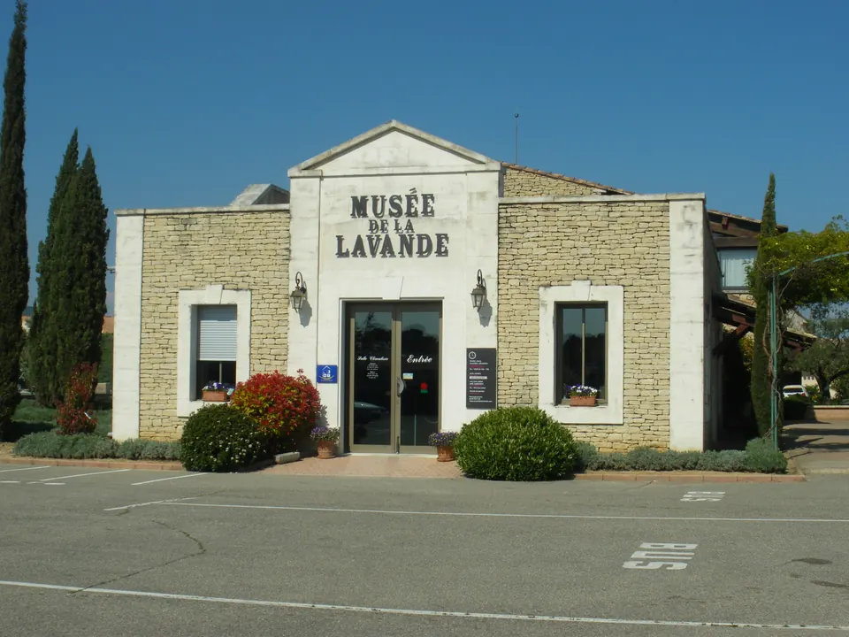 Entrée en pierre du Musée de la Lavande de Coustellet avec son enseigne
