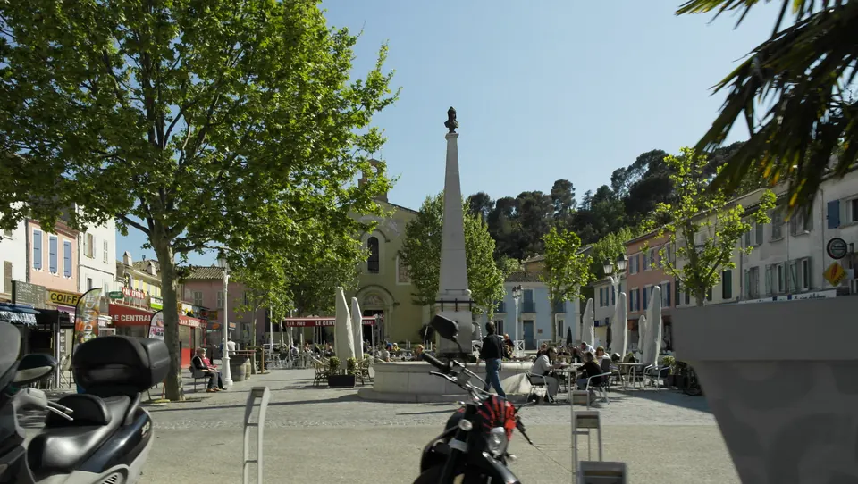 Place Flamenq والكنيسة في Pradet