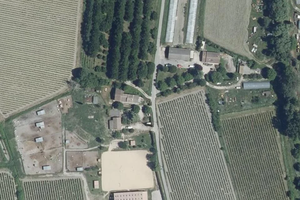 Vue aérienne : Écurie des Garances et ses paddocks à Malaucène