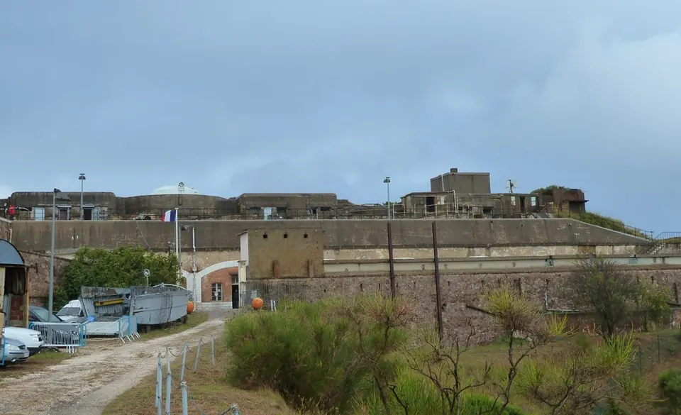 Vue d’ensemble des fortifications de la batterie de Peyras à La Seyne-sur-Mer.