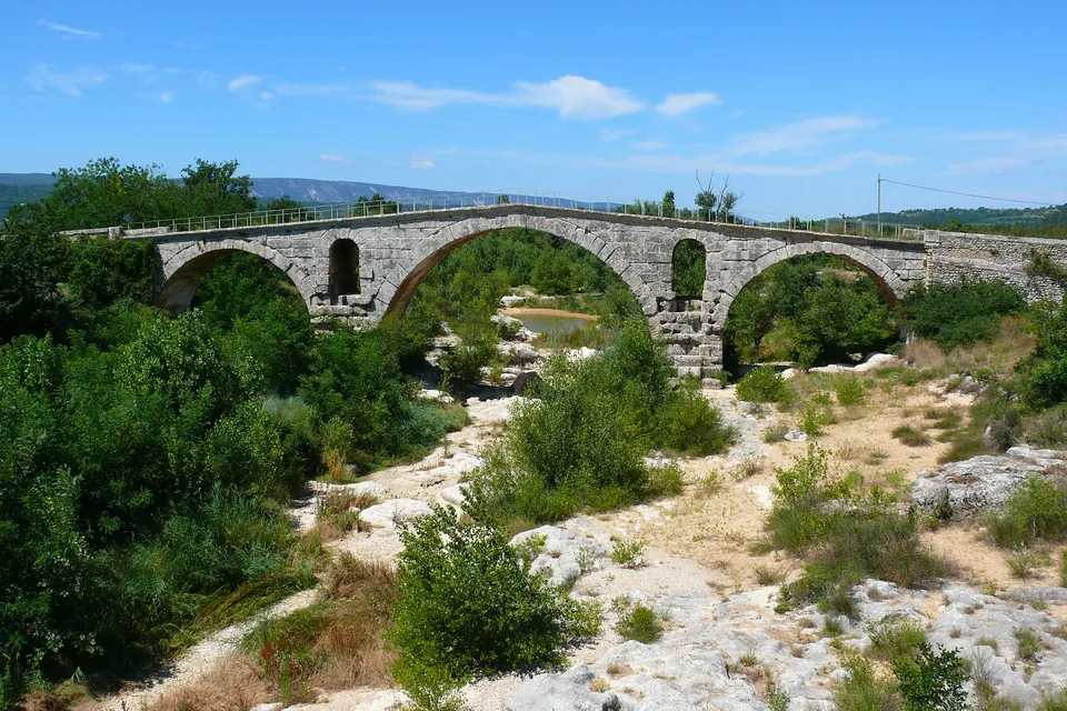 Le Pont Julien et ses arches sur le Calavon, photographie ancienne de date de prise de vue inconnue.