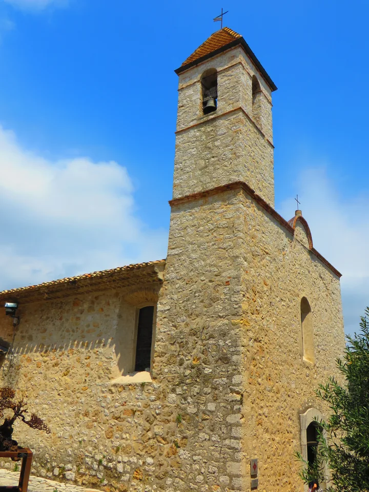 Extérieur historique de la chapelle des Pénitents Blancs, dite Chapelle Folon. Photographie du 14 juin 2017 ; les œuvres intérieures ne sont pas représentées.