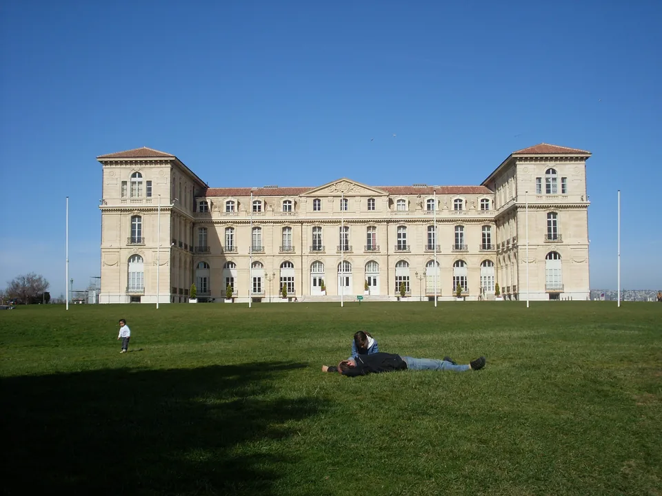 Pelouse du jardin du Pharo devant le palais, photographie de mars 2008.