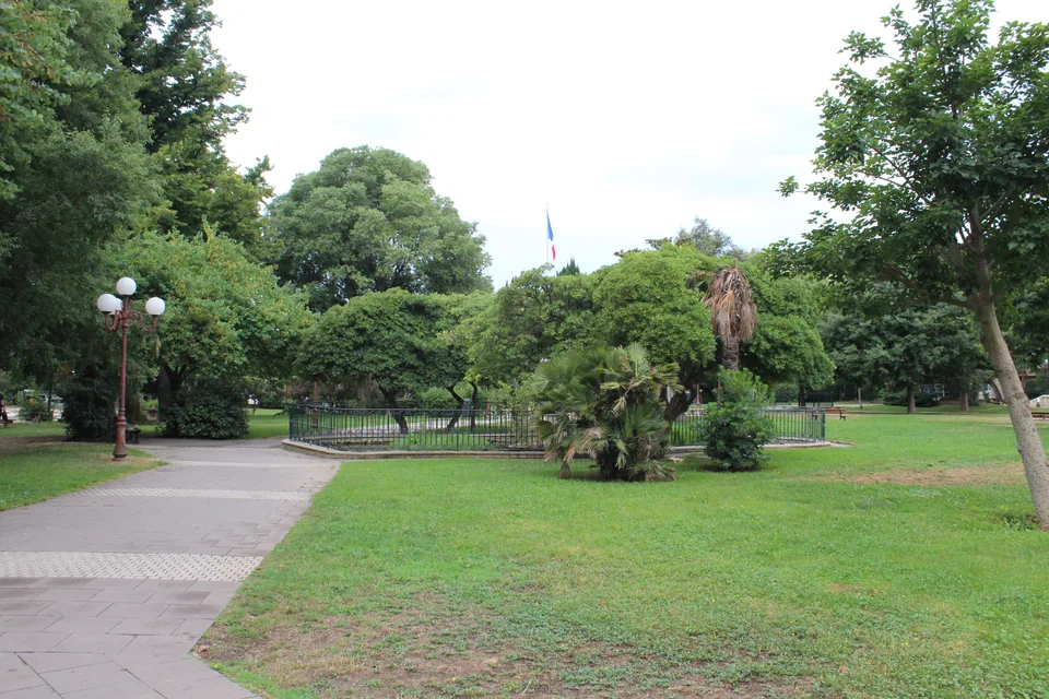 Allée et pelouses du jardin Alexandre Ier à Toulon. Photographie du 2017-07-09. Vue antérieure au réaménagement du quartier Chalucet.