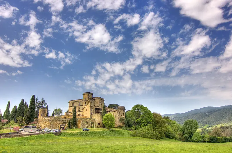Château de Lourmarin vu depuis la prairie.