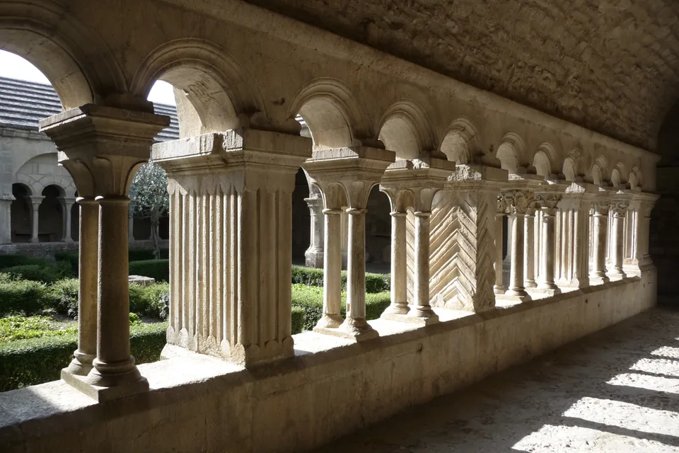 Galerie du cloître de Notre-Dame-de-Nazareth à Vaison-la-Romaine, photographie de mai 2009.