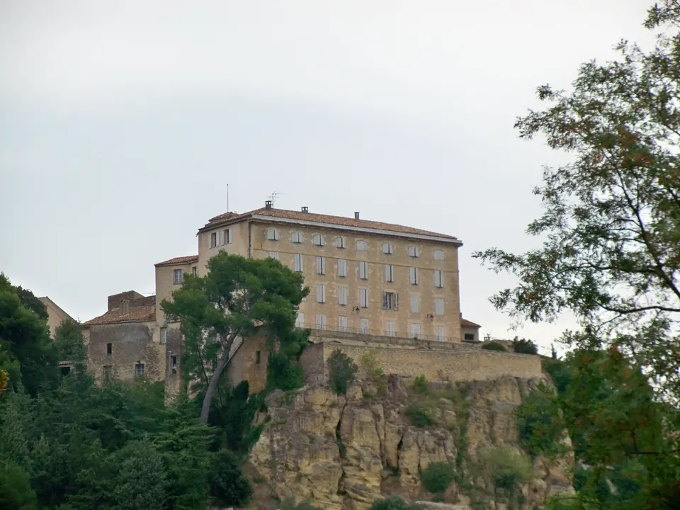 Château de Lauris dominant les terrasses et la vallée de la Durance