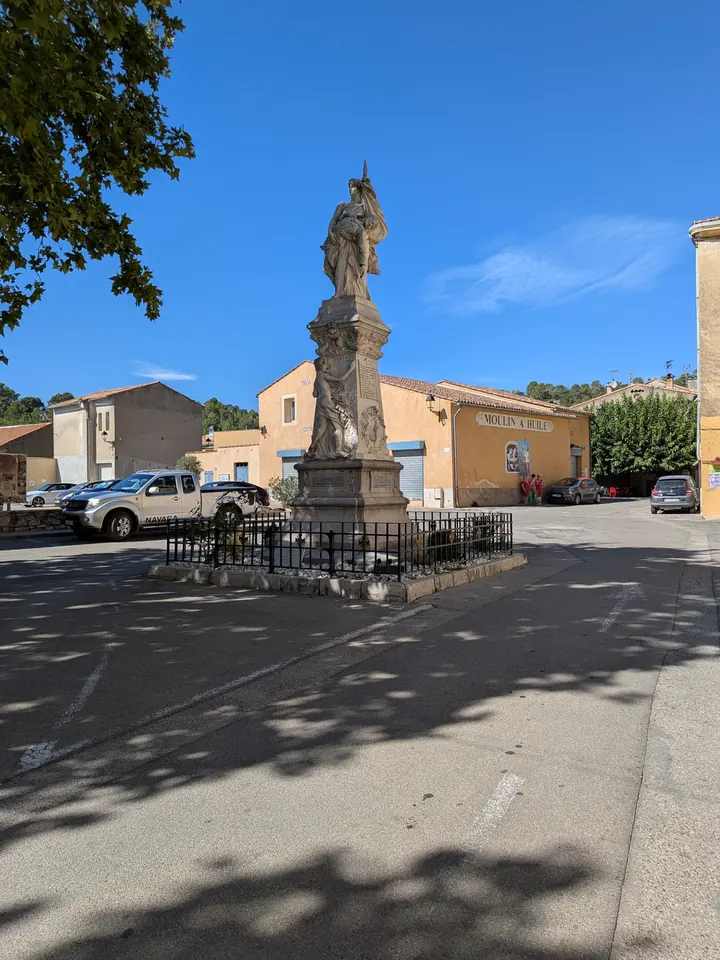 Denkmal und place de la Libération in Varages