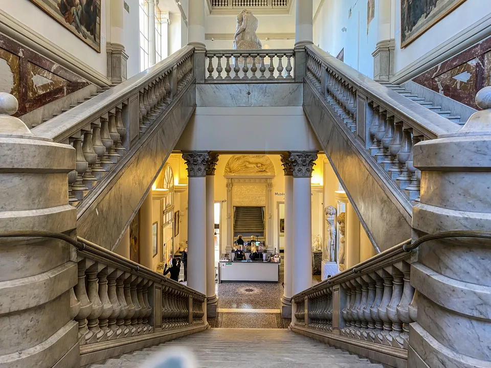 Escalier du musée des Beaux-Arts Jules Chéret à Nice, photographié en février 2023.