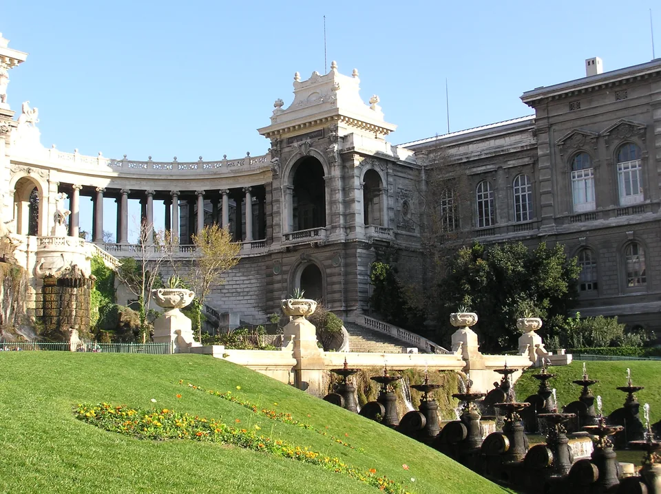 Aile du Palais Longchamp accueillant le Muséum d’histoire naturelle de Marseille.