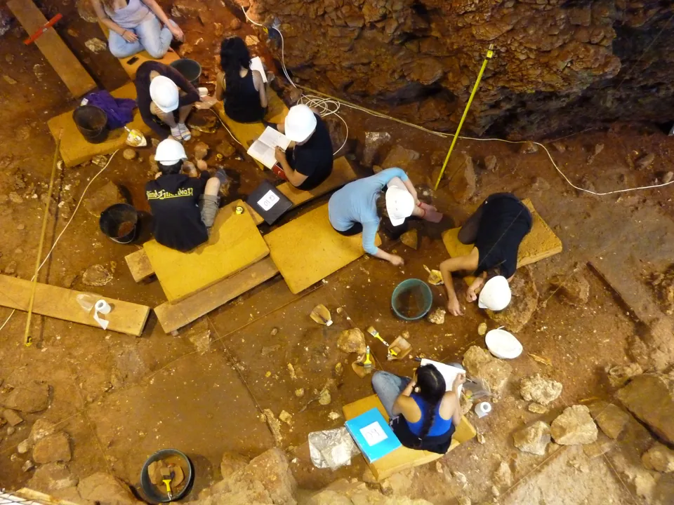 Fouilles archéologiques dans la grotte du Lazaret en août 2011, avant l’aménagement du parcours public actuel.