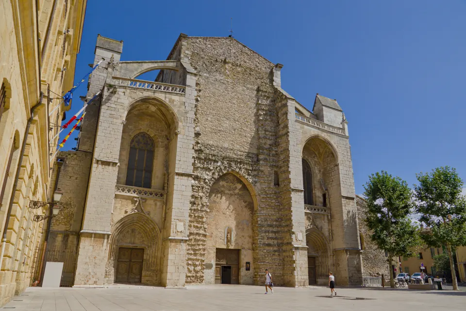 Façade et arcs de la basilique Sainte-Marie-Madeleine à Saint-Maximin