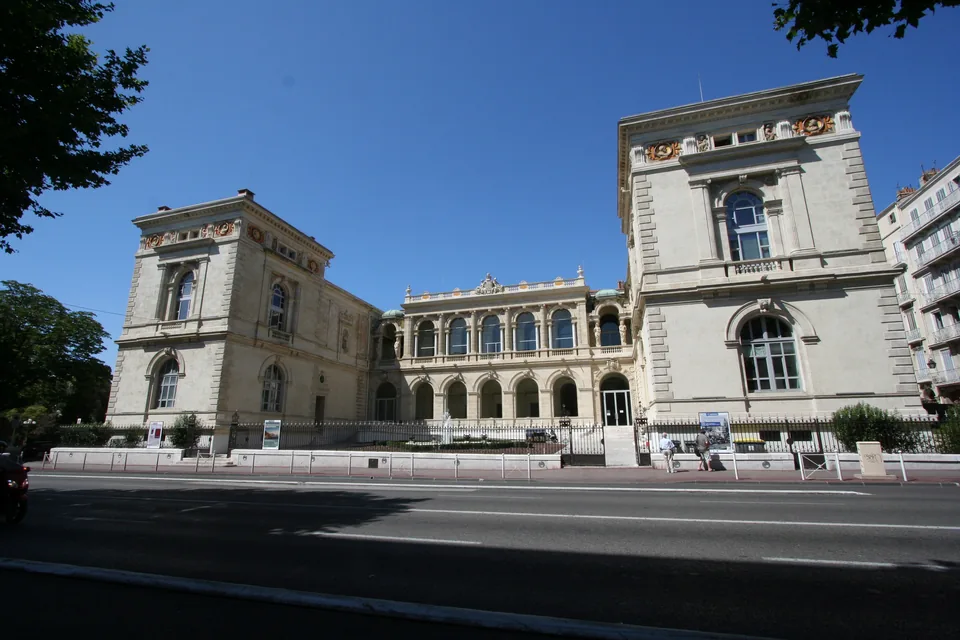 Façade du musée d’Art de Toulon, boulevard Leclerc. Photographie du 2012-07-13.