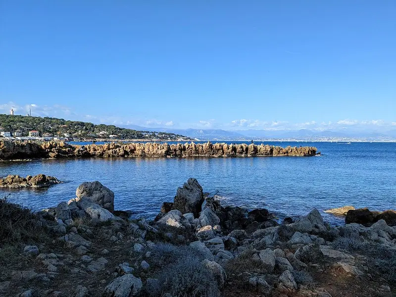 منظر للساحل الصخري من مسار Tirepoil في cap d’Antibes