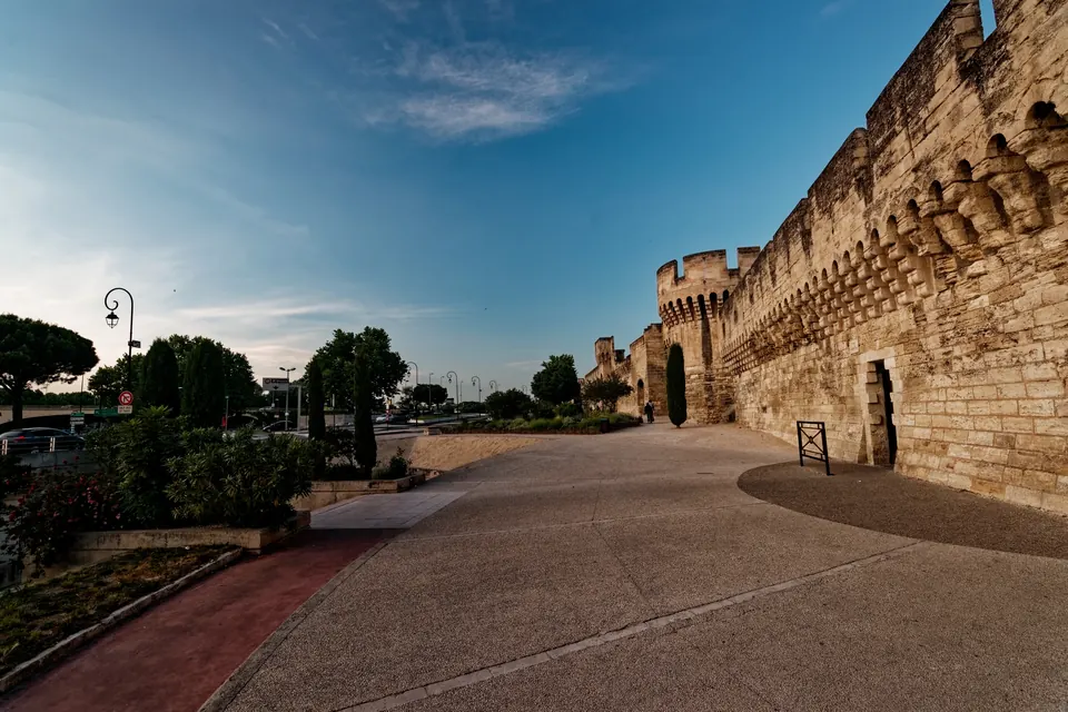Allées de l’Oulle am Fuß der Stadtmauer von Avignon