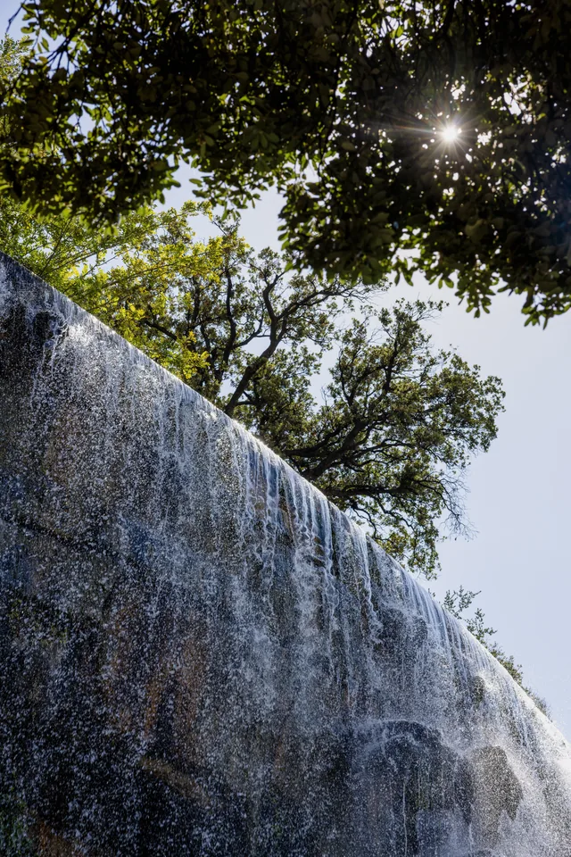 Cascade de la colline du Château à Nice, photographiée en septembre 2026.