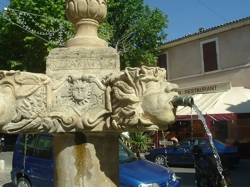 تفصيل من النافورة الكبيرة في Place Thiers في Valensole