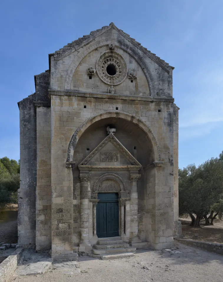 واجهة كنيسة Saint-Gabriel الصغيرة قرب Tarascon