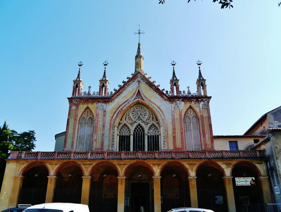 Façade de l’église du monastère de Cimiez, photographiée en octobre 2021.