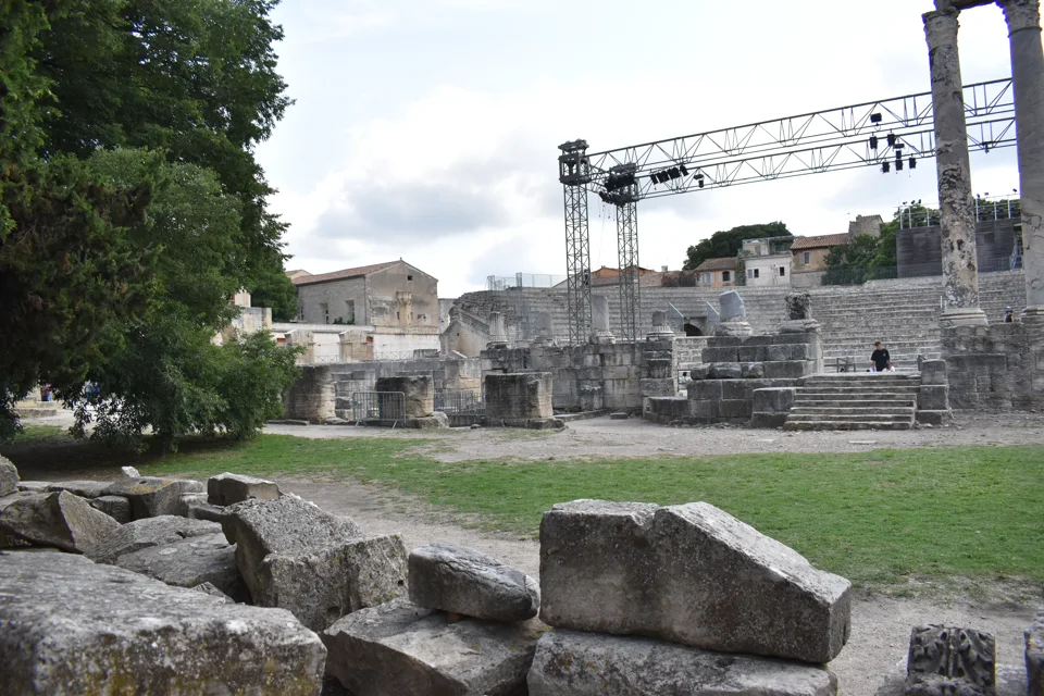 Gradins et colonnes du théâtre antique d’Arles.