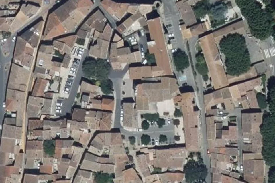 Luftaufnahme des Standorts des provenzalischen Markts in Sarrians