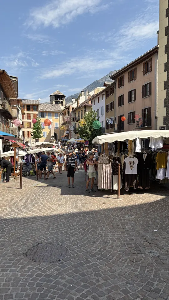 Place du Général-Albert في Guillestre في أغسطس 2026، خارج فترة المعرض