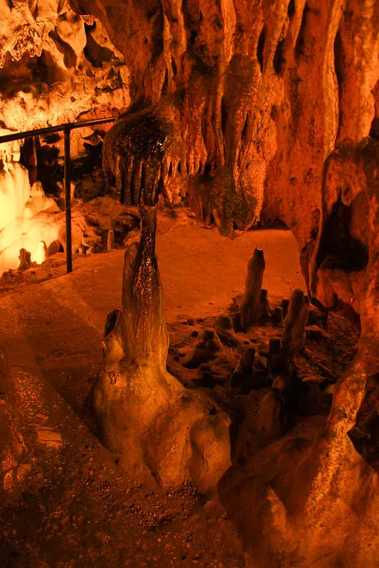 Concrétions éclairées à l’intérieur des grottes de Thouzon