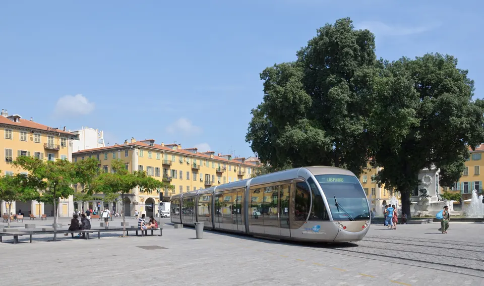 ساحة Place Garibaldi في Nice مع الترام والواجهات القديمة